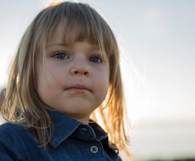 Mała dziewczynka z blond włosami. /Źródło: 123rf.com