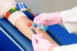Pielęgniarka pobiera pacjentowi krew z żyły w celu dalszej diagnostyki laboratoryjnej.