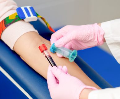 Pielęgniarka pobiera pacjentowi krew z żyły w celu dalszej diagnostyki laboratoryjnej. Źródło: 123rf.com