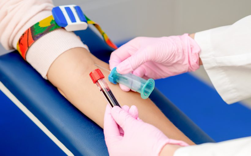 Pielęgniarka pobiera pacjentowi krew z żyły w celu dalszej diagnostyki laboratoryjnej. Źródło: 123rf.com
