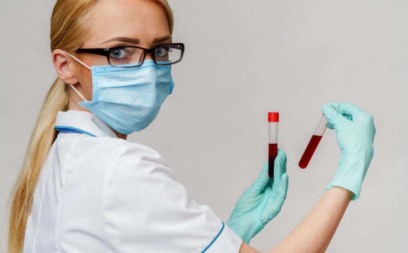 Pielęgniarka trzyma w dłoniach fiolki z próbkami krwi. Źródło: 123rf.com
