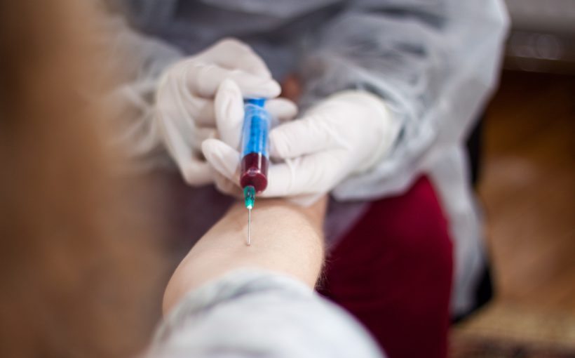 Doświadczony pielęgniarz pobiera pacjentowi krew z żyły u ręki. Źródło: 123rf.com