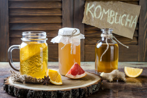 Napój z grzyba herbacianego kombucha podany z owocami cytrusowymi. /Źródło: 123rf.com