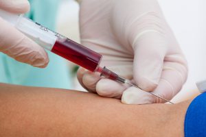 Pielęgniarz pobiera pacjentowi krew z żyły u ręki w celu analizy i diagnostyki. Źródlo: 123rf.com