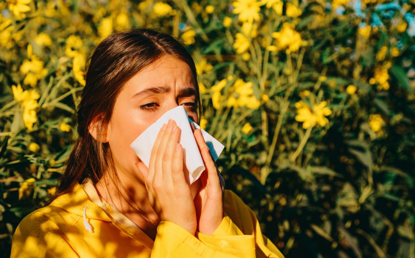 Kobieta z alergią kicha, ma katar. /Źródło: 123rf.com