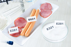 Produkty spożywcze, na których pokazane są substancje konserwujące, jakie w nich występują. /Źródło: 123rf.com