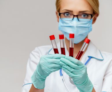 Pielęgniarka trzyma w dłoniach cztery fiolki z krwią pobraną do analizy laboratoryjnej w celu diagnostyki. Źródło: 123rf.com
