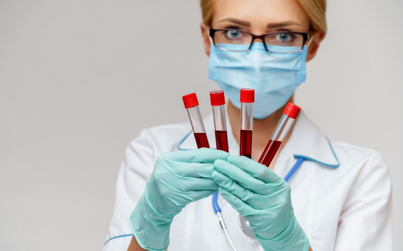 Pielęgniarka trzyma w dłoniach cztery fiolki z krwią pobraną do analizy laboratoryjnej w celu diagnostyki. Źródło: 123rf.com