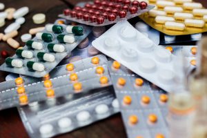Dużo tabletek w blistrach o różnym kształcie i kolorze. /Źródło: 123rf.com