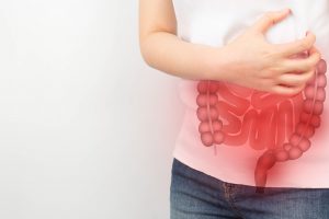 Kobieta z grafiką jelit na brzuchu. /Źródło: 123rf.com