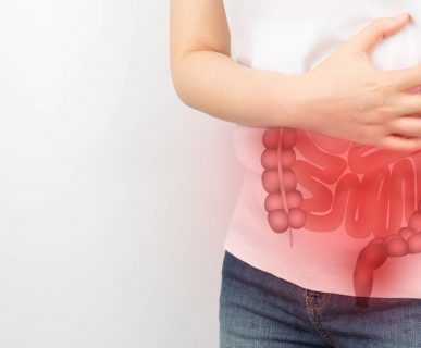 Kobieta z grafiką jelit na brzuchu. /Źródło: 123rf.com
