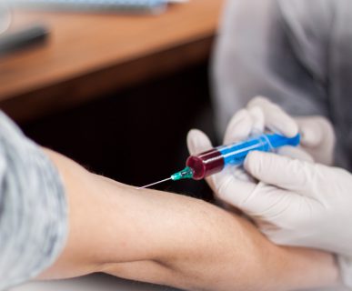 Pielęgniarz pobiera mężczyźnie krew z żyły u ręki, aby później przekazać próbkę do analizy laboratoryjnej. Źródło: 123rf.com