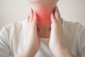 Ból gardła u kobiety spowodowany klimatyzacją. /Źródło: 123rf.com
