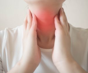 Ból gardła u kobiety spowodowany klimatyzacją. /Źródło: 123rf.com