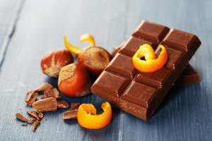 Gorzka tabliczka czekolady ze skórką pomarańczy. /Źródło: 123rf.com