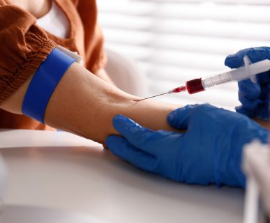 Pobranie krwi z żyły pacjenta przez pielęgniarza. Źródło: 123rf.com