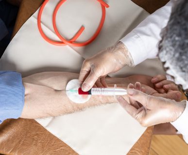 Pielęgniarz pobiera mężczyźnie krew z żyły u ręki w celu diagnostyki laboratoryjnej. Źródło: 123rf.com