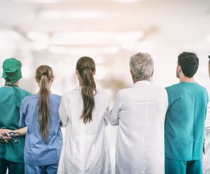 Personel medyczny, lekarze i pielęgniarze stoją w poczekalni w oczekiwaniu na pacjentów. /Źródło: 123rf.com