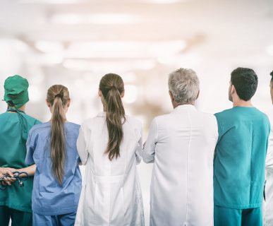 Personel medyczny, lekarze i pielęgniarze stoją w poczekalni w oczekiwaniu na pacjentów. /Źródło: 123rf.com
