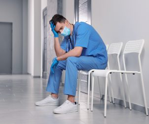 Zmęczony lekarz po męczącym dyżurze odpoczywa w szpitalnej poczekalni. /Źródło: 123rf.com