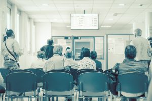 Pacjenci oczekują na korytarzu na pomoc lekarską. /Źródło: 123rf.com