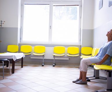 Pacjent oczekuje na wizytę lekarską w przychodni. /Źródło: 123rf.com