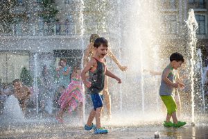 Szczęśliwe dzieci bawią się w fontannie publicznej. /Źródło: 123rf.com