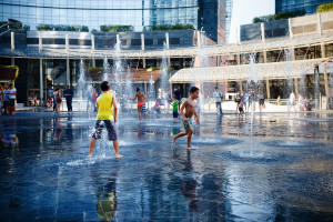 Czy powinniśmy pozwalać kąpać się dzieciom w fontannie ?
