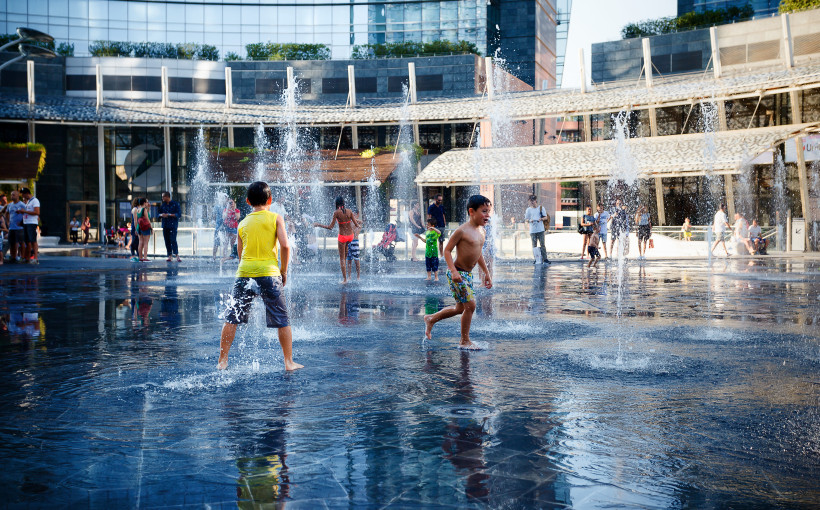 Czy powinniśmy pozwalać kąpać się dzieciom w fontannie ?