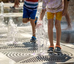 Dzieci skaczą w fontannie publicznej w lato. /Źródło: 123rf.com