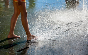 Kąpiąc się w miejskiej fontannie można nabawić się grzybicy stóp, zakażenia ran, a to tylko kilka z zagrożeń.