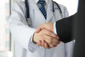 NHS i Paragona oferują lekarzom rodzinnym doskonale warunki pracy.