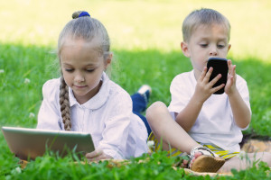 Światowa Organizacja Zdrowia zaleciła już, aby dzieci, które nie ukończyły jeszcze 5 roku życia, nie korzystały z ekranów dłużej niż jedną godzinę dziennie.