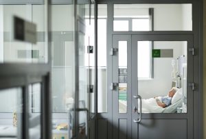 Starsza pacjentka śpi w łóżku na oddziale szpitalnym. /Źródło: 123rf.com