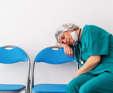 Zmęczona lekarka siedzi na krześle po dyżurze. /Źródło: 123rf.com