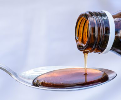 Nalewanie syropu na łyżkę w celu odmierzenie odpowiedniej ilości. /Źródło: 123rf.com