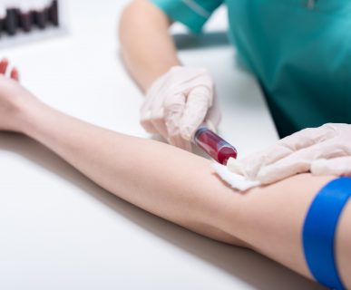 Pielęgniarka pobierająca krew z żyły pacjenta do badania laboratoryjnego. Źródło: 123rf.com