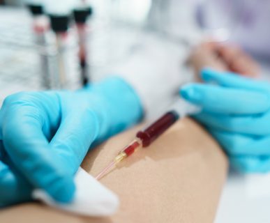 Pielęgniarka w sterylnych rękawiczkach pobiera pacjentowi próbkę krwi do dalszej diagnostyki laboratoryjnej. Źródło: 123rf.com